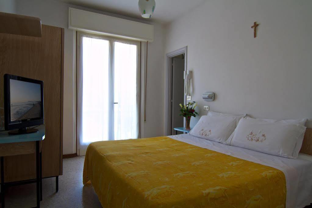 Hotel Villa Tua Риччоне Экстерьер фото